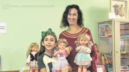 Pais e familiares dos alunos participaram da montagem do evento, emprestando seus brinquedos antigos e guardados com muito amor