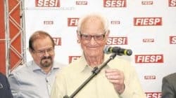 HOMENAGEM: Kleiner à frente do deputado Aldo Demarchi quando da cerimônia que nomeou o atleta como patrono da quadra do Sesi