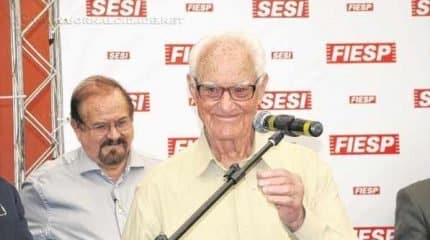 HOMENAGEM: Kleiner à frente do deputado Aldo Demarchi quando da cerimônia que nomeou o atleta como patrono da quadra do Sesi