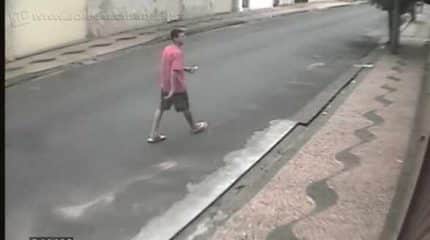 Câmera de segurança flagrou trio praticando delito em Rio Claro