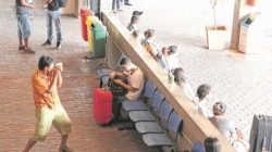 Na foto, uma pessoa em situação de rua chama atenção no terminal, aparentando embriaguez