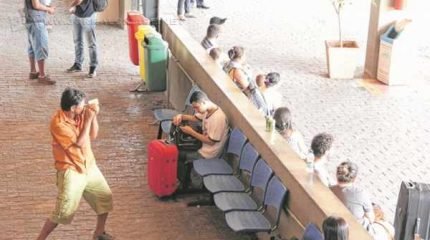 Na foto, uma pessoa em situação de rua chama atenção no terminal, aparentando embriaguez