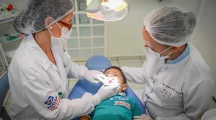 São atendidas crianças de 0 a 3 anos e 11 meses em serviços de restauração, cáries e prevenções