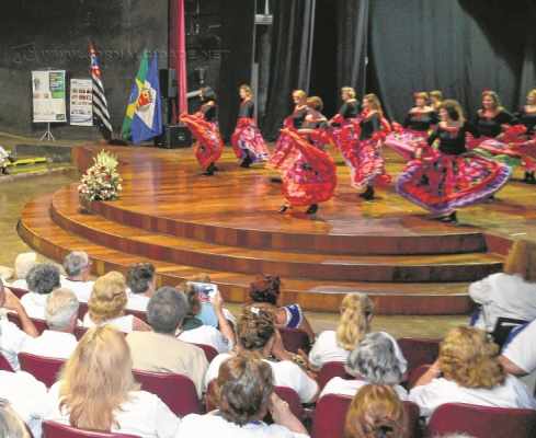 A abertura da Semana do Idoso de Rio Claro aconteceu com apresentações no Centro Cultural