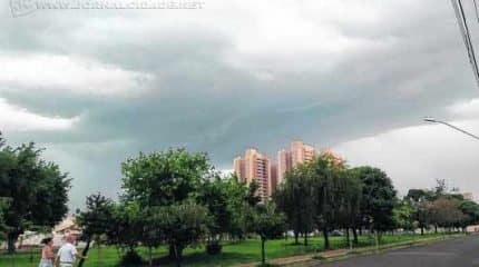 Paulo Ortiz, integrante da Defesa Civil, registrou momento em que a chuva se aproximava na cidade