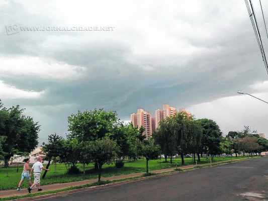 Paulo Ortiz, integrante da Defesa Civil, registrou momento em que a chuva se aproximava na cidade