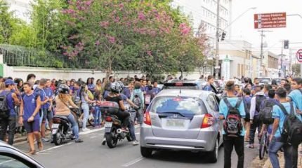 Estudantes durante a saída do turno escolar na Escola Estadual Coronel Joaquim Salles, no Centro