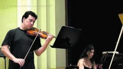 Fábio Chamma é violinista e Lilian Kans pianista, e juntos participam do projeto Clássicos em Cena