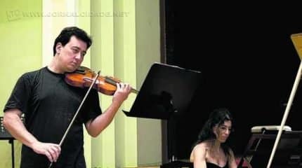 Fábio Chamma é violinista e Lilian Kans pianista, e juntos participam do projeto Clássicos em Cena