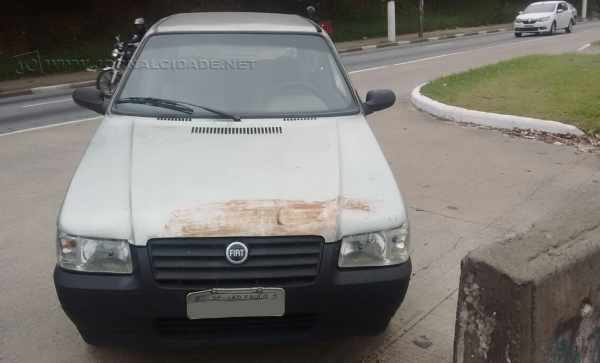 Policiais apreenderam um veículo Fiat Uno Mille com mais de R$ 9 milhões em débitos, entre multas e impostos