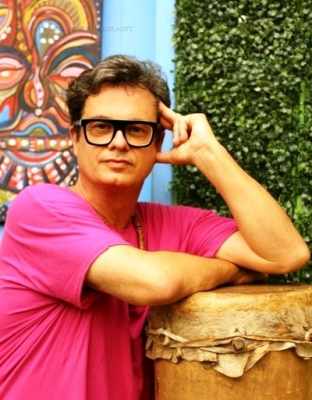 Abel apresenta em seu show diversas canções em Kicongo, Kimbundu e Humbu, que remetem o público à magia e ao encanto africano