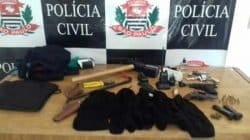 Três carros foram apreendidos: uma Hilux, uma Montana e um Corolla. No último carro, haviam quatro armas