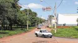 Quatro veículos ficaram presos na água durante o temporal que ocorreu na noite de quarta-feira (9)