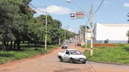 Quatro veículos ficaram presos na água durante o temporal que ocorreu na noite de quarta-feira (9)