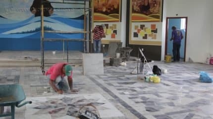 As obras estão sendo realizadas por voluntários e membros da comunidade; após a bênção dada pelo bispo, as obras prosseguem