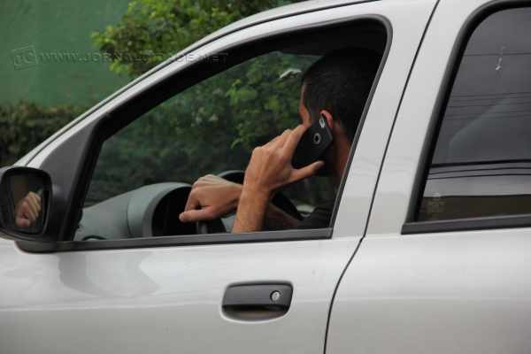 Motoristas que forem flagrados usando celular no trânsito serão multados com infração gravíssima