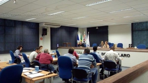 Reunião realizada no plenário da Câmara Municipal ocorreu sob coordenação da vereadora Maria do Carmo Guilherme, do PMDB