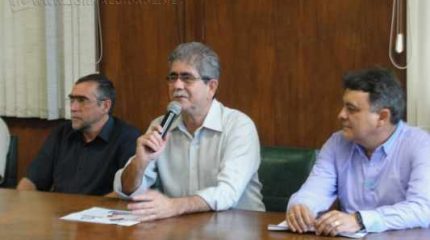 Prefeito Du Altimari (PMDB) ladeado pelo presidente da Fundação de Saúde, Geraldo Barbosa (à dir.), e diretor Pe. Luiz Botteon (à esq.)