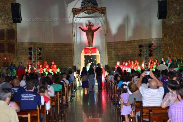 Paróquia do Bom Jesus, em Rio Claro, recebeu a primeira atração da programação do festival Natal Luz 2016 nesse domingo (27)