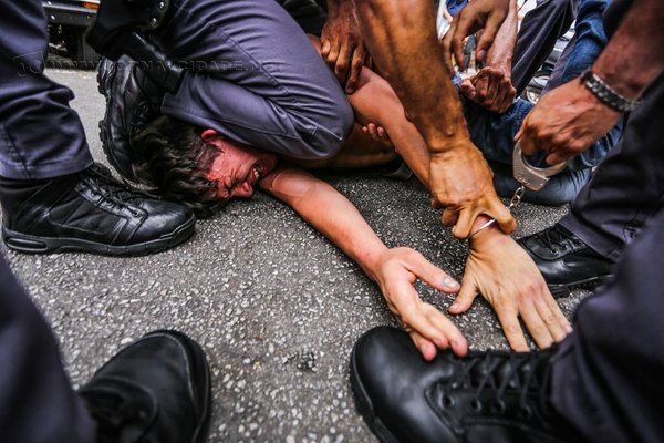 Segundo a pesquisa, 75% dos jovens ouvidos - entre 16 e 24 anos - acreditam que as polícias praticam exageros no exercício da função (Foto: André Lucas Almeida/Brasil Post)