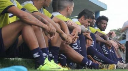 PRONTOS PARA ENTRAR EM CAMPO!: mesmo com forte chuva, os treinos no Schmidtão tiveram início na última segunda-feira (28)