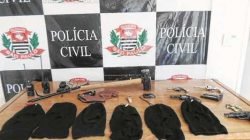 Foram apreendidos na operação carros, armas e toucas ninjas