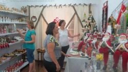 As 50 voluntárias da Solid’arte trabalham confeccionando e também vendendo as peças na loja