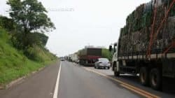 Congestionamento de veículos formou-se durante a manhã de quinta-feira (24) na Rodovia SP-191