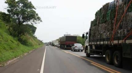 Congestionamento de veículos formou-se durante a manhã de quinta-feira (24) na Rodovia SP-191