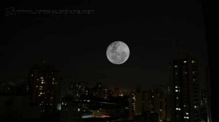 A primeira superlua do ano de 2016 aconteceu no mês de outubro e surpreendeu os brasileiros. Na foto, registro do fenômeno em São Paulo (imagem: Paulo Pinto)