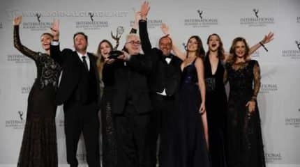 Elenco, autor e diretores da novela 'Verdades Secretas'. (Foto: Divulgação)