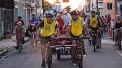 HO!HO!HO!: Papai Noel passeou pelas ruas de Rio Claro sobre um trenó movido por bicicletas