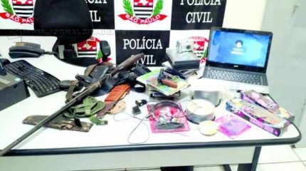 Equipamentos eletrônicos, brinquedos e armas de fogo foram apreendidos pelos policiais civis