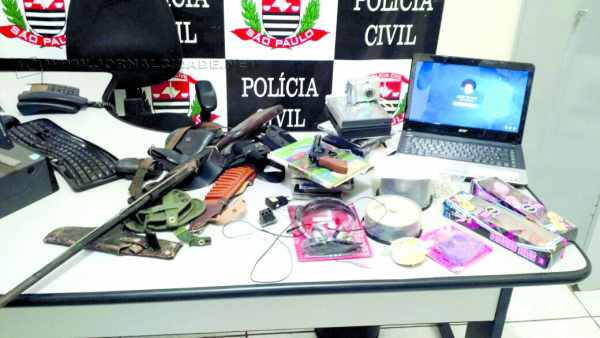 Equipamentos eletrônicos, brinquedos e armas de fogo foram apreendidos pelos policiais civis