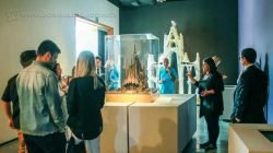 Entrada da exposição, Sandra Baldessin com catálogo da Mostra. (Foto: Angela Amaral)