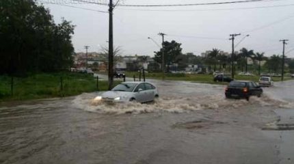 Defesa Civil esteve nos pontos alagados isolando a área e orientando os motoristas (fotos: Defesa Civil)