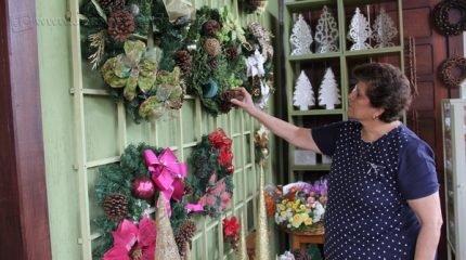 Instituição atende 320 pessoas e os trabalhos são fruto de diversas oficinas realizadas no local