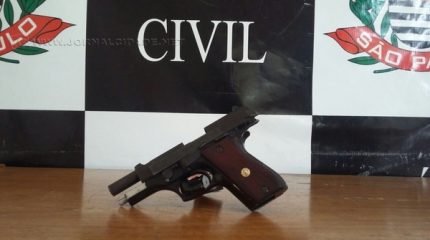 Na casa do homicida foi encontrada a arma utilizada no crime: uma pistola Taurus calibre 38. Arma foi apreendida pela polícia