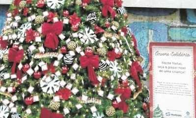 A Árvore Solidária está instalada na Praça de Alimentação