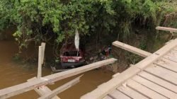 Destroços deverão ser retirados em breve por um caminhão guincho, segundo Guarda Civil Municipal