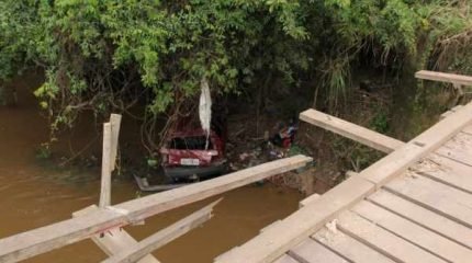 Destroços deverão ser retirados em breve por um caminhão guincho, segundo Guarda Civil Municipal