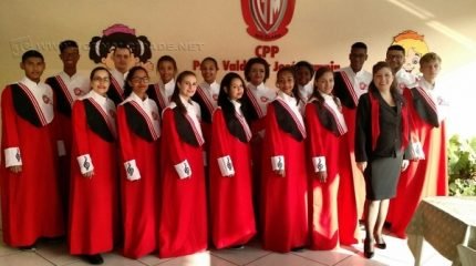 O Coral Encanto Jovem da Guarda Mirim de Rio Claro faz apresentações no Shopping Rio Claro, durante das tradicionais cantatas de Natal, na praça de alimentação e também no Casarão da Cultura