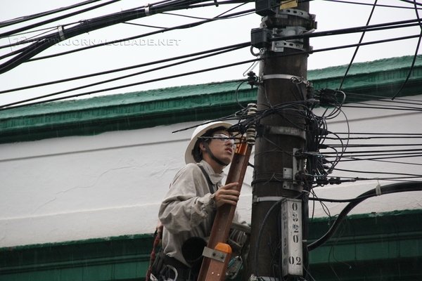 Funcionários da empresa de distribuição da energia elétrica “desarmou” a rede elétrica para evitar acidentes na região central