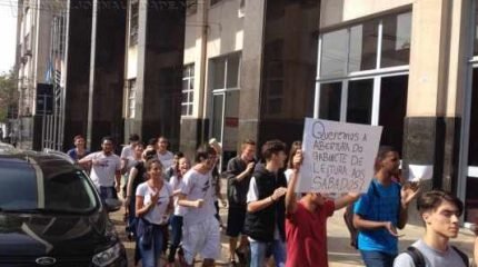 Com as bibliotecas municipais fechadas aos sábados desde julho de 2015 por contenção de gastos, estudantes fazem mobilização para reabertura dos espaços públicos