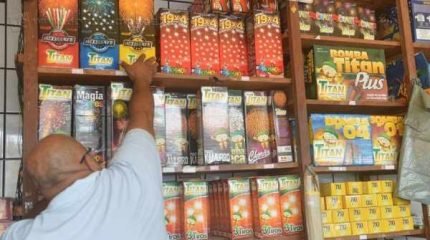 Vale lembrar que menores de 18 anos de idade não podem comprar fogos de artifício ou rojões ( Foto: Nestor Muller)
