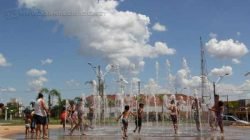 Crianças, adolescentes e até mesmo adultos aproveitaram a nova fonte de Rio Claro para aliviar o forte calor que tem feito na cidade. Usuários ouvidos no local também aprovaram e pedem bancos ao redor