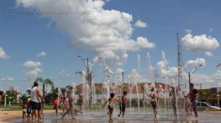 Crianças, adolescentes e até mesmo adultos aproveitaram a nova fonte de Rio Claro para aliviar o forte calor que tem feito na cidade. Usuários ouvidos no local também aprovaram e pedem bancos ao redor