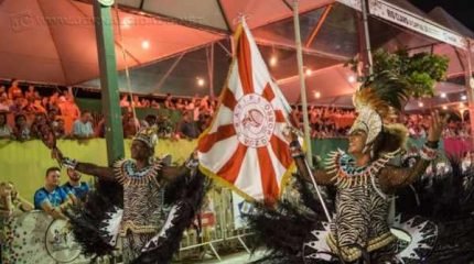 Algumas escolas estão se organizando para realizar um desfile de carnaval no próximo ano: mais singelo e voltado à população