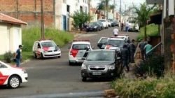 Viaturas foram deslocadas ao local do crime nesta manhã de quinta-feira (22) (Foto: Willian Conde)