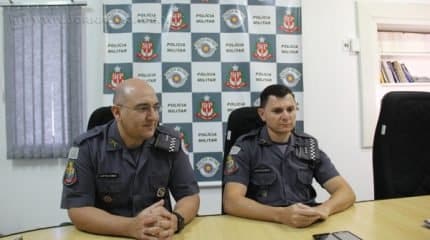 Na foto, chefe do setor de comunicação da PM, capitão Sabino, e capitão Barreto - comandante territorial da 1ª Companhia